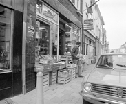 881297 Gezicht op de groente- en fruithandel van de Gebr. Blom (Lange Smeestraat 4) te Utrecht.